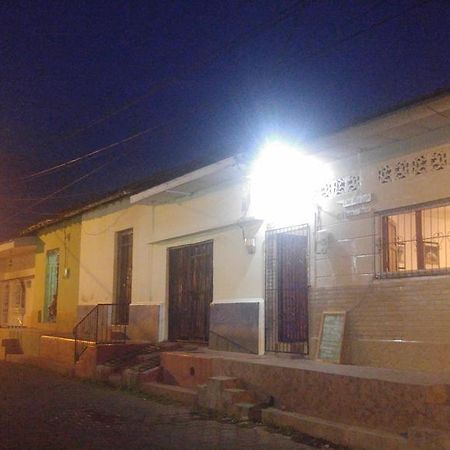 Casa Nica Leon Hostel Exteriör bild