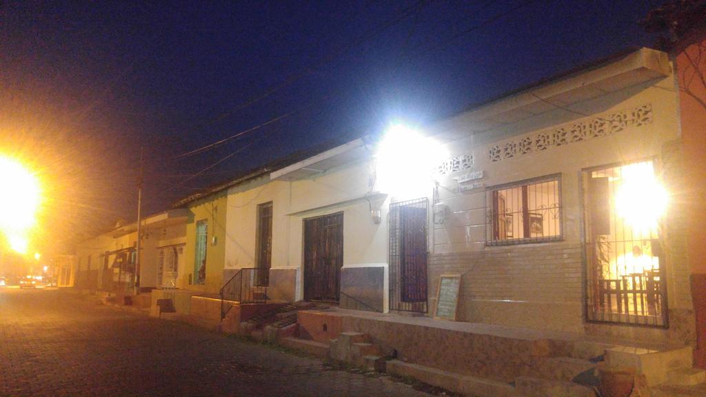 Casa Nica Leon Hostel Exteriör bild